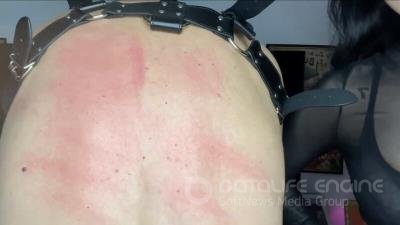 Miss Eva worship temple - La Reina Malvadaa and Faith - whipping and scratching - wide view [HD 1280P]